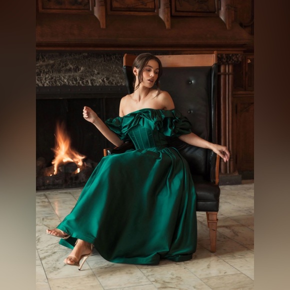 MAC DUGGAL
Emerald Off The Shoulder Tea Length Dress - Picture 16 of 16